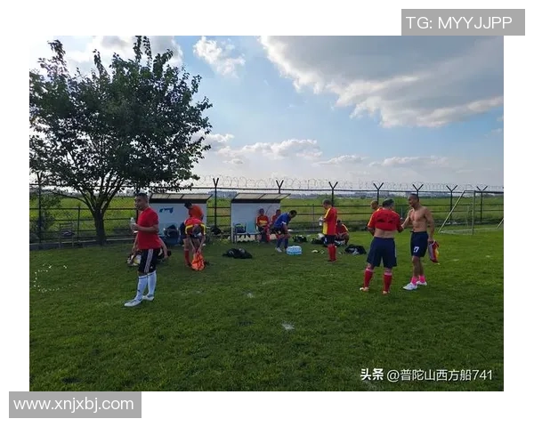 球星潮流穿搭解析结合足球场内外时尚与运动风格