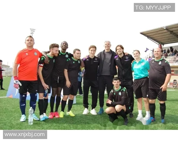 世界足球巨星同框合影 展现传奇球员风采与足球荣耀 世界足球巨星同框合影 展现传奇球员风采与足球荣耀